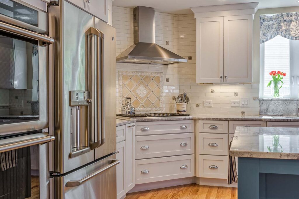 Medallion White Icing, full overlay Potters Mill door style
