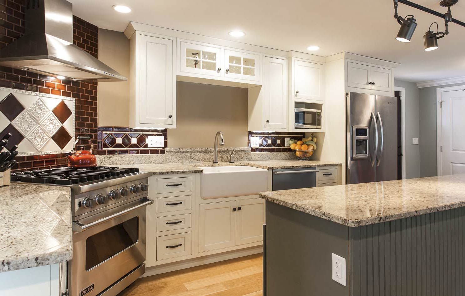 Kitchen with island - The CabinetWorks